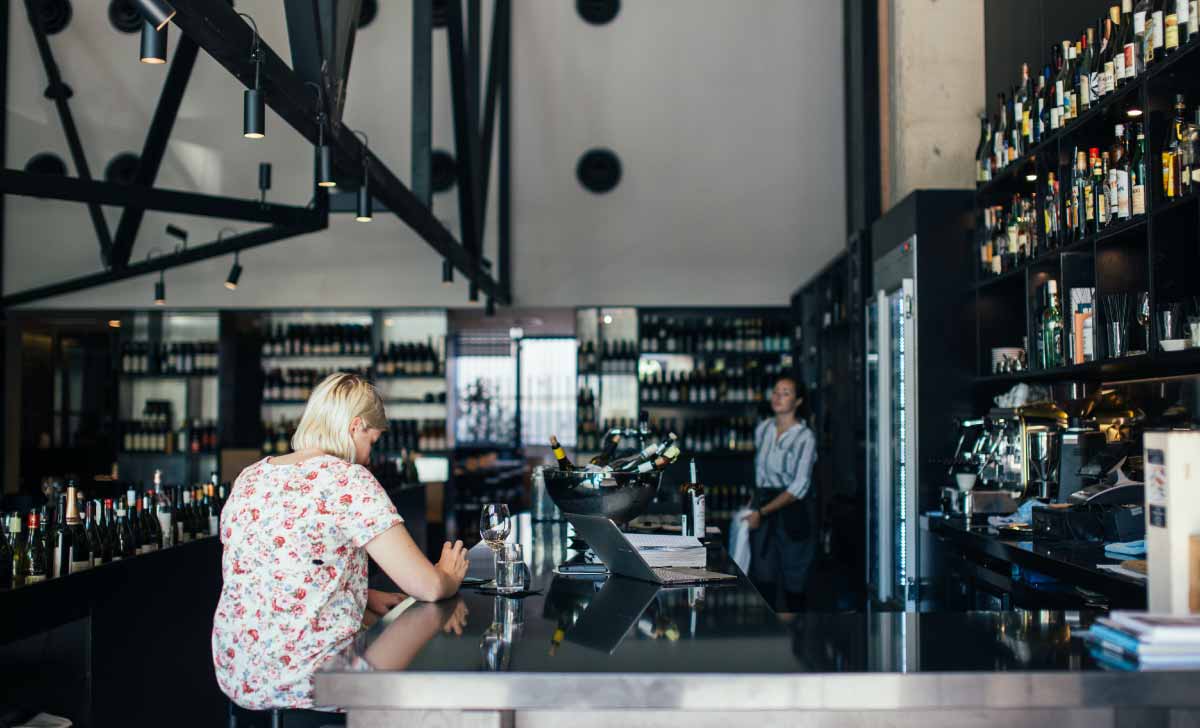 A gestão de alimentos e bebidas também deve ser realizada em bares