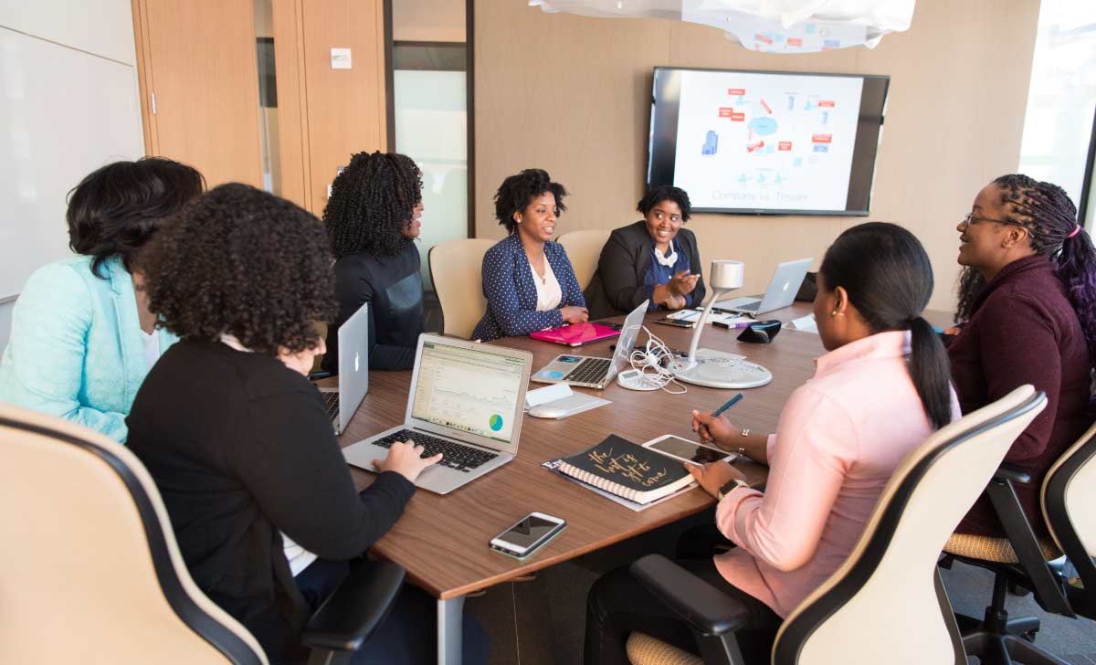 Reunião entre colaboradoras para realizar a gestão de ativos