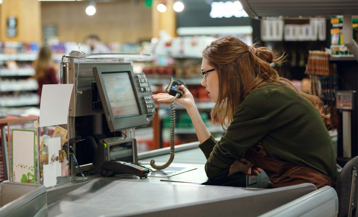 Pessoa realizando a gestão de custos no comércio varejista