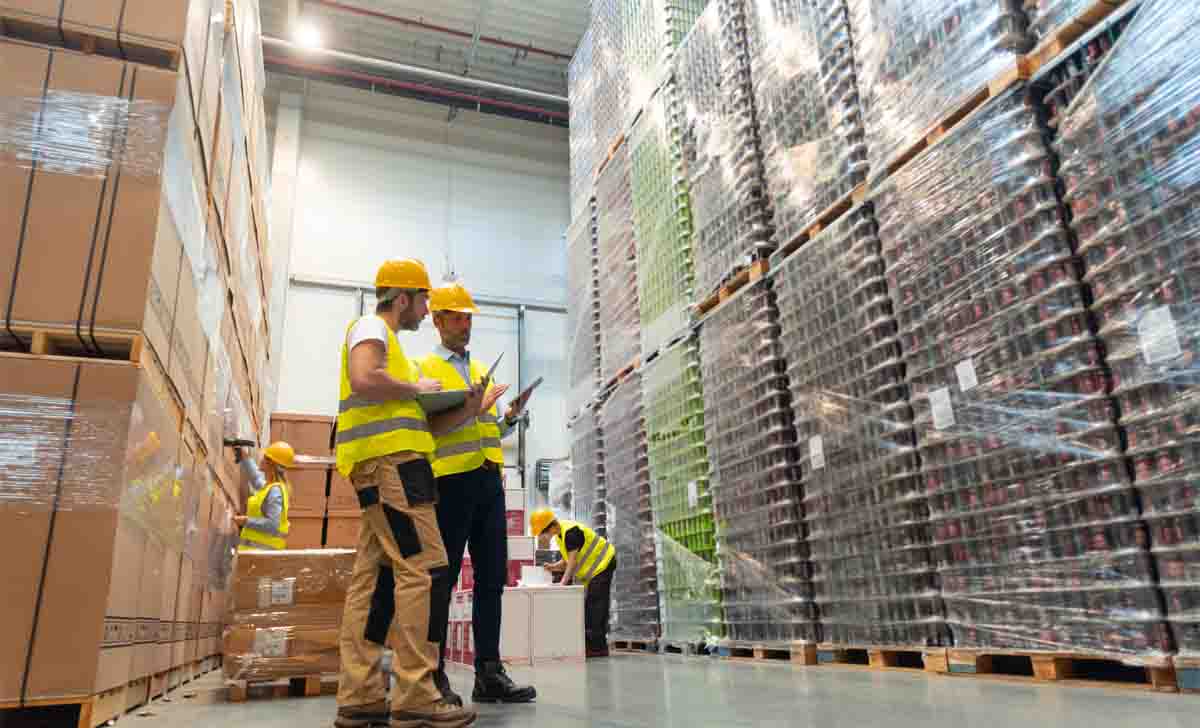 Profissionais realizando a gestão de estoque