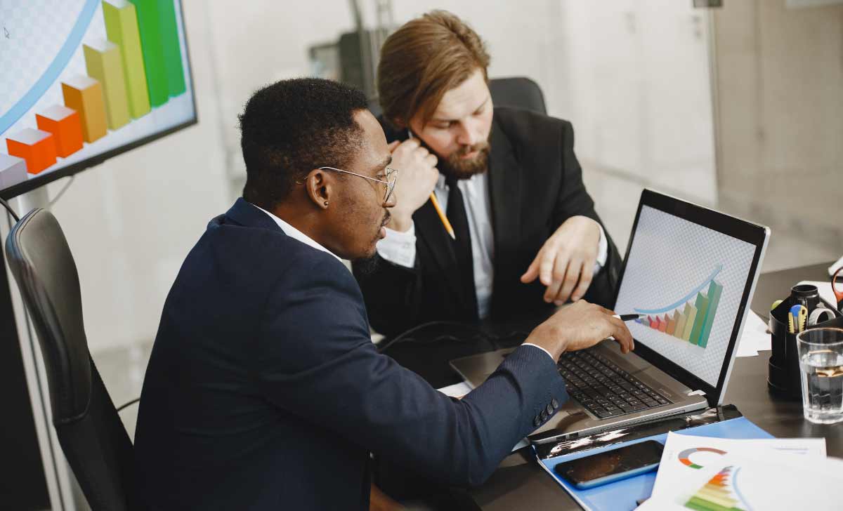 Profissionais analisando números para promover a gestão de manutenção industrial