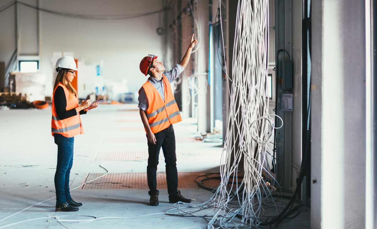 Profissionais fazendo a gestão da manutenção predial