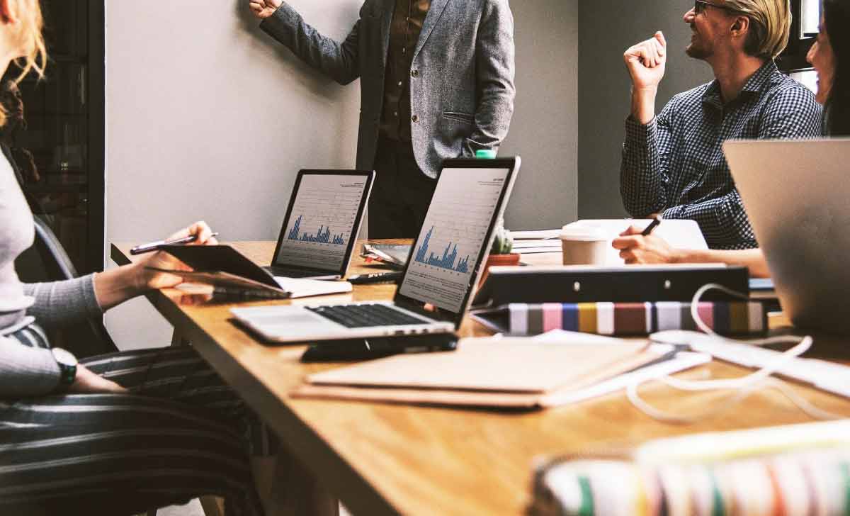 Profissionais reunidos para realizar a gestão de negócios