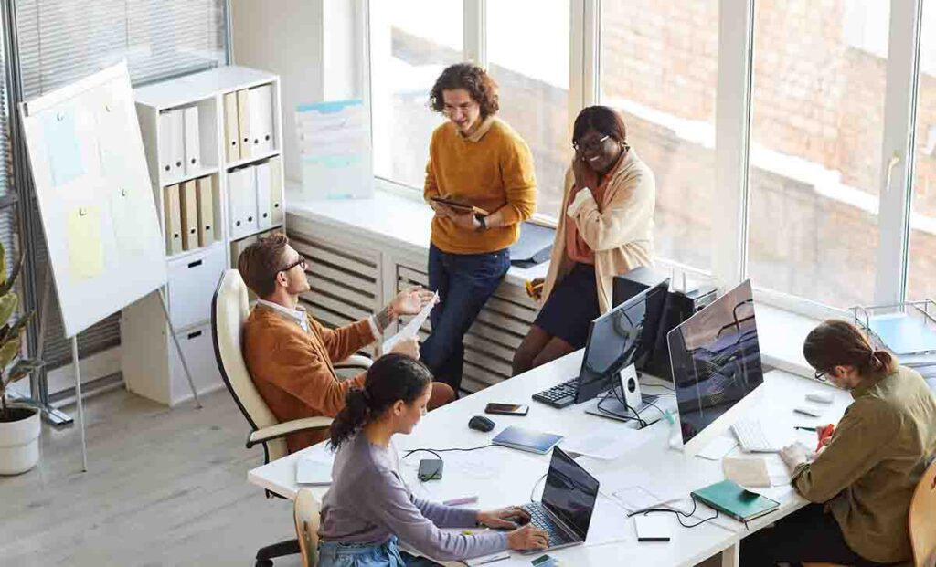 Equipe discutindo as ações de GRC