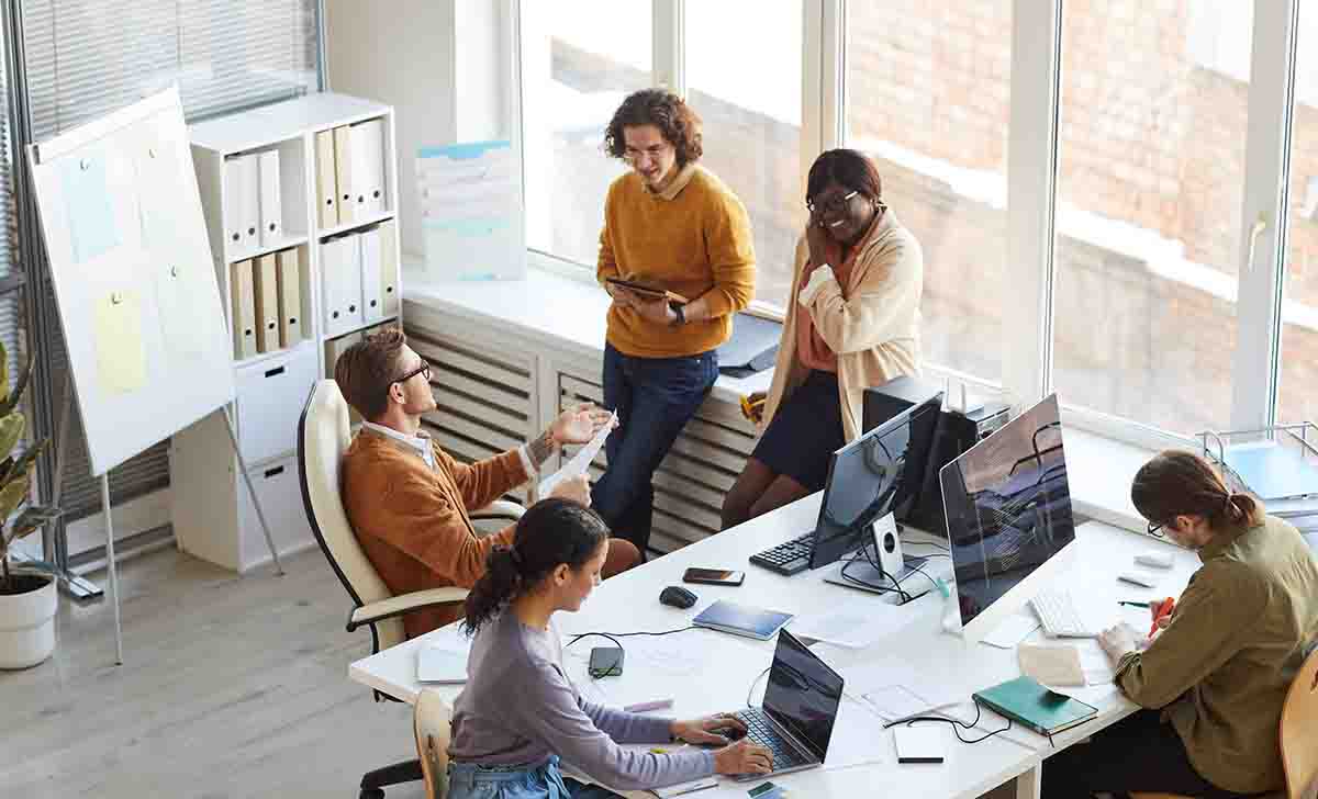 Equipe discutindo as ações de GRC