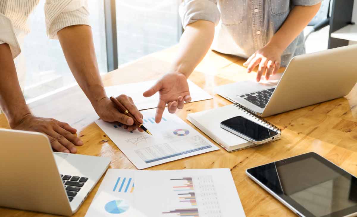 Pessoas analisando os indicadores de manutenção