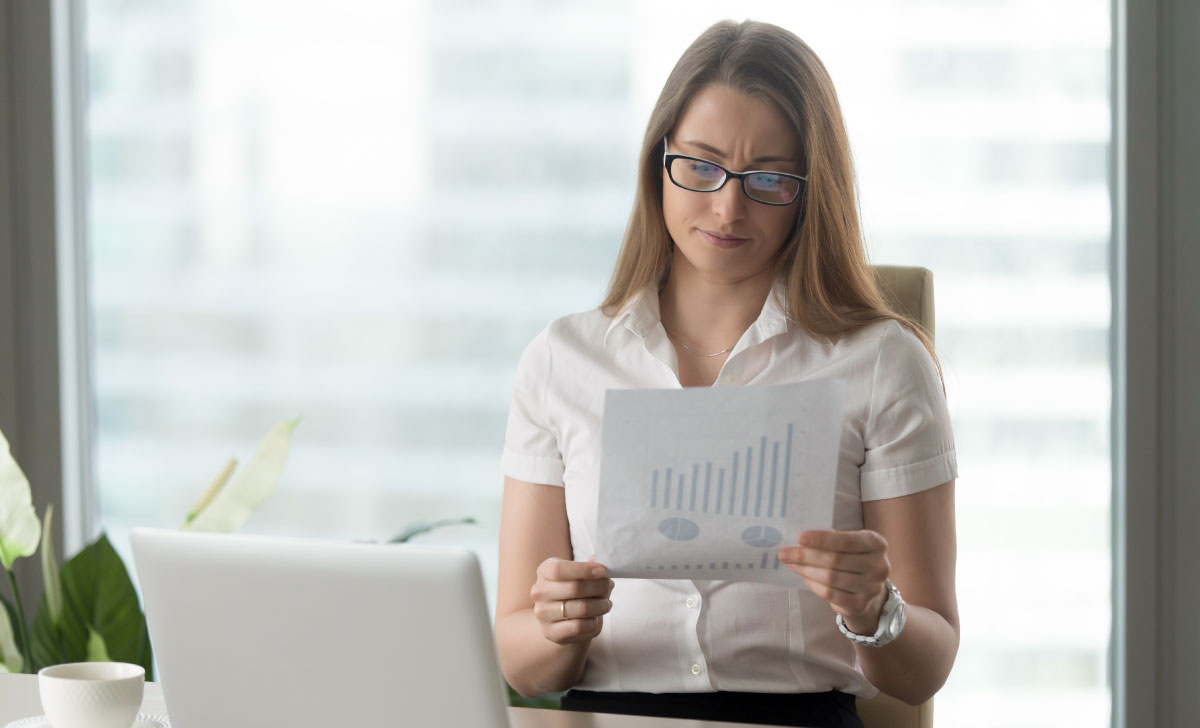 Profissional acompanhando os indicadores de qualidade da empresa