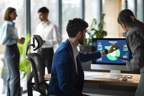 equipe analisando indicadores esg