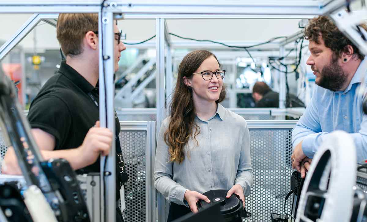 Profissionais atuando na indústria automobilística