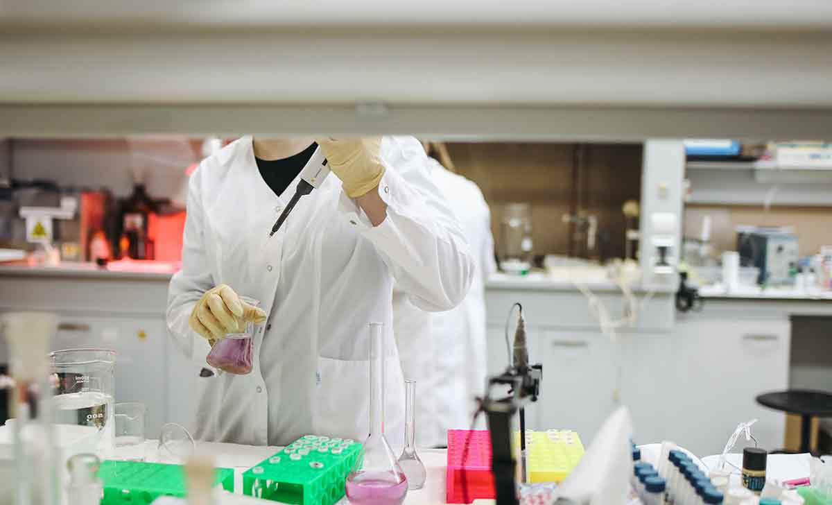 Medicamentos sendo pesquisados na indústria farmacêutica