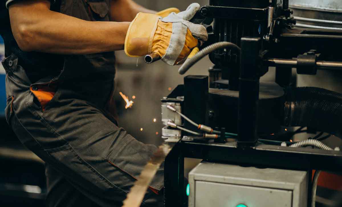 Profissional da indústria metalúrgica trabalhando com metal