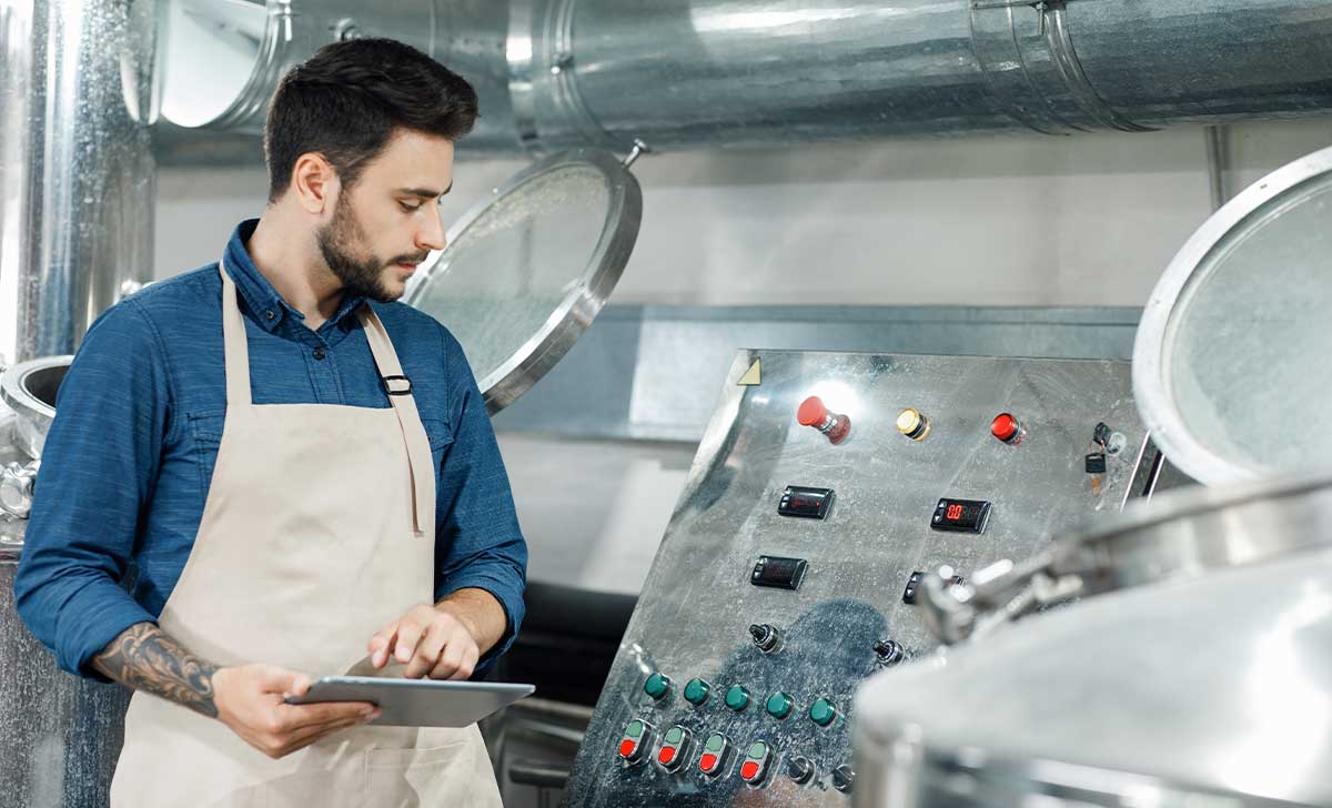 Pessoa realizando inspeção de equipamentos para garantir o melhor funcionamento