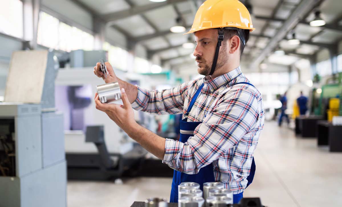 Profissional realizando inspeção de qualidade em um produto
