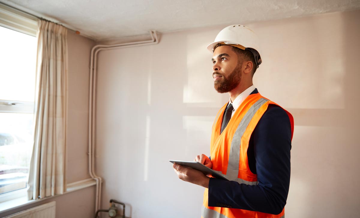 Profissional especializado realizando a inspeção predial