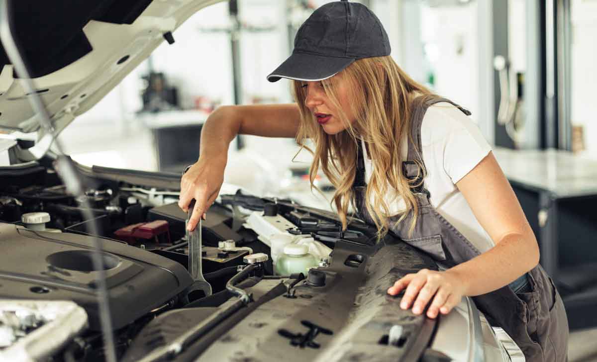 mulher de boné fazendo inspeção veicular