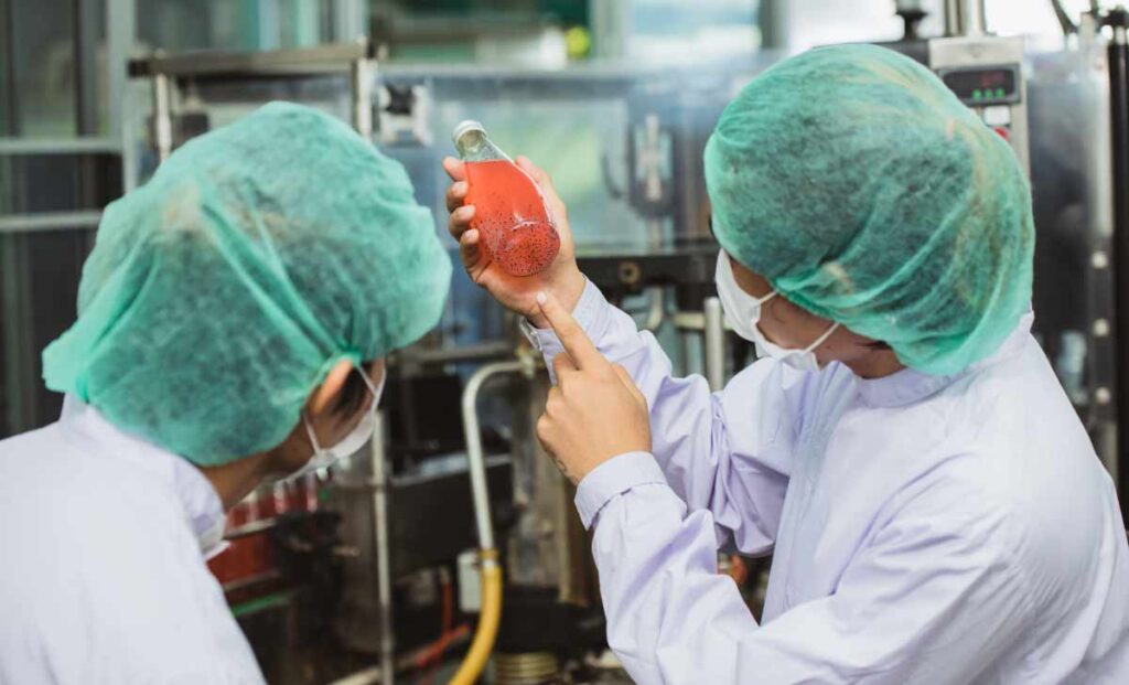 Profissionais seguindo os requisitos da ISO 22000 para garantir segurança de alimentos