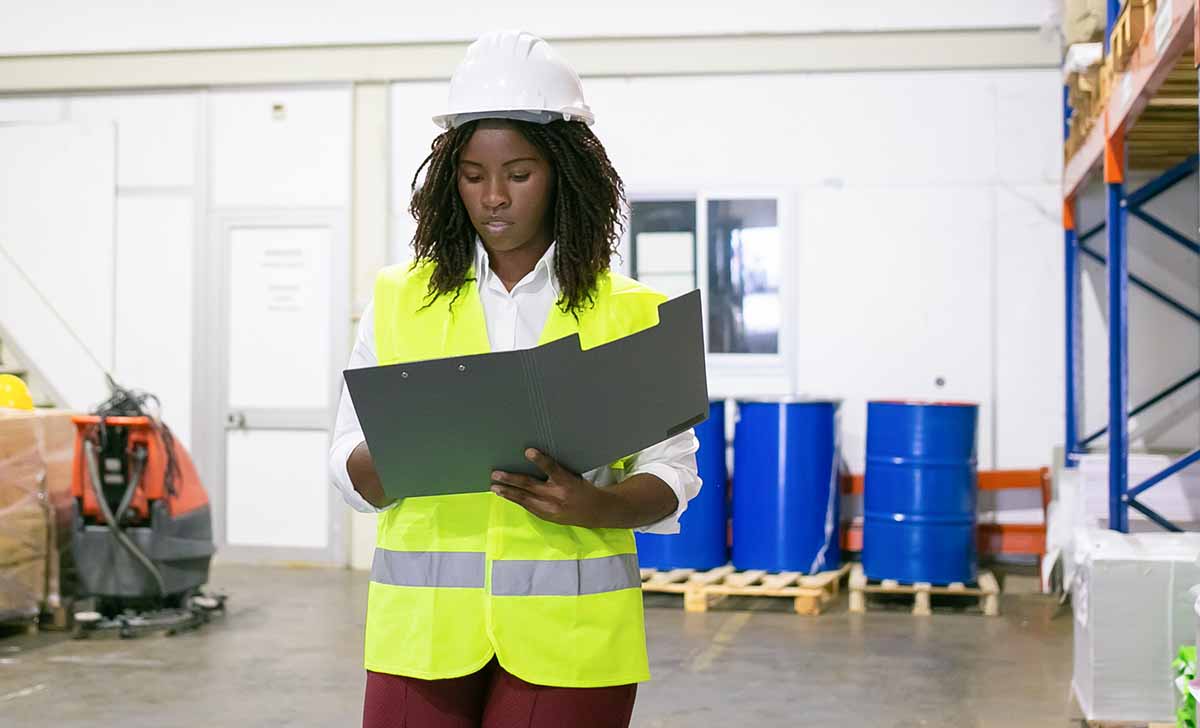 Profissional realizando a gestão de risco para se adequar à ISO 31000