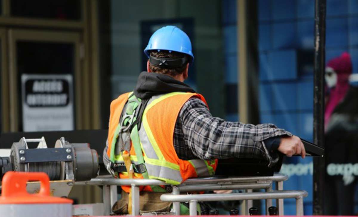 Profissional usando EPI conforme ISO 45001