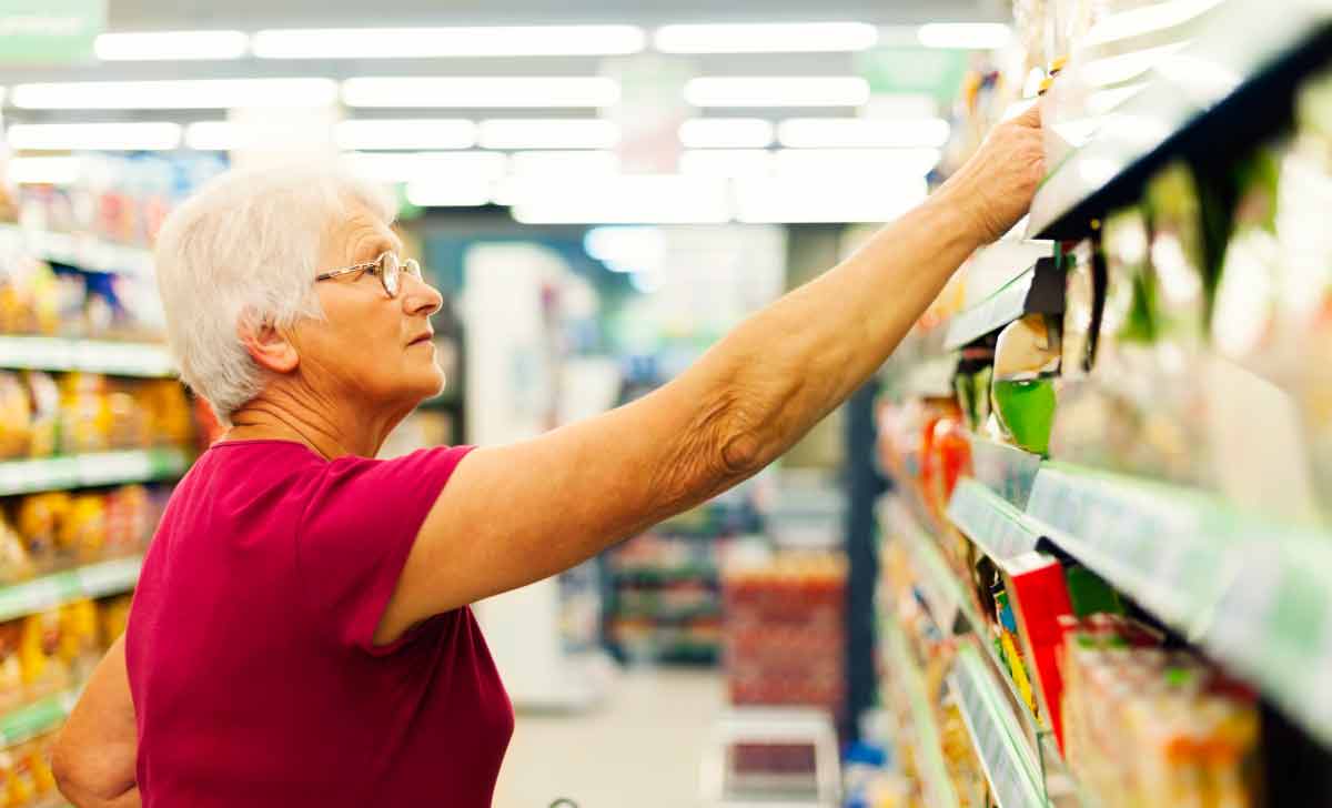 Cliente sendo atraída por um produto posicionado conforme regras de layout de mercado