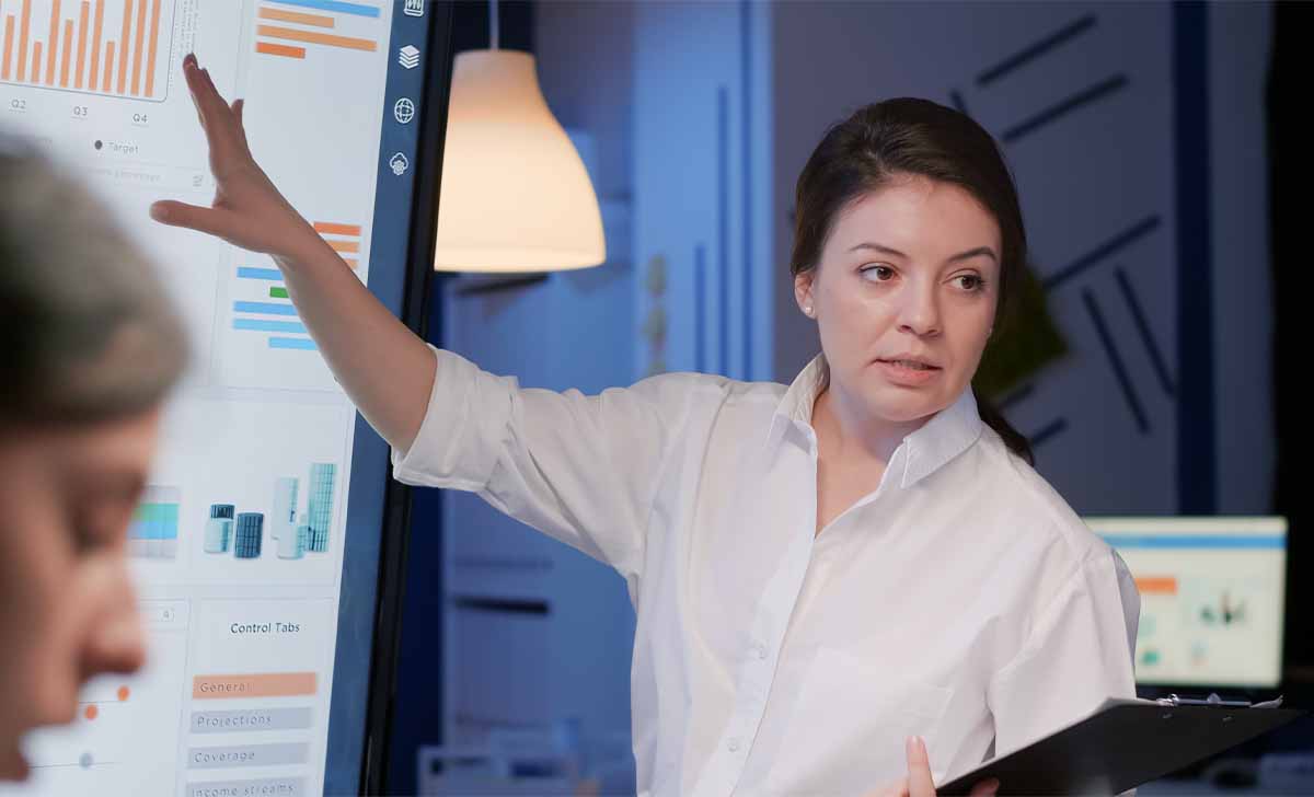 Profissional mostrando indicadores de lead time