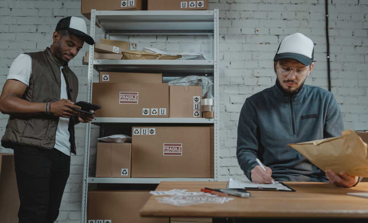 dois homens fazendo verificação de checklists para loja