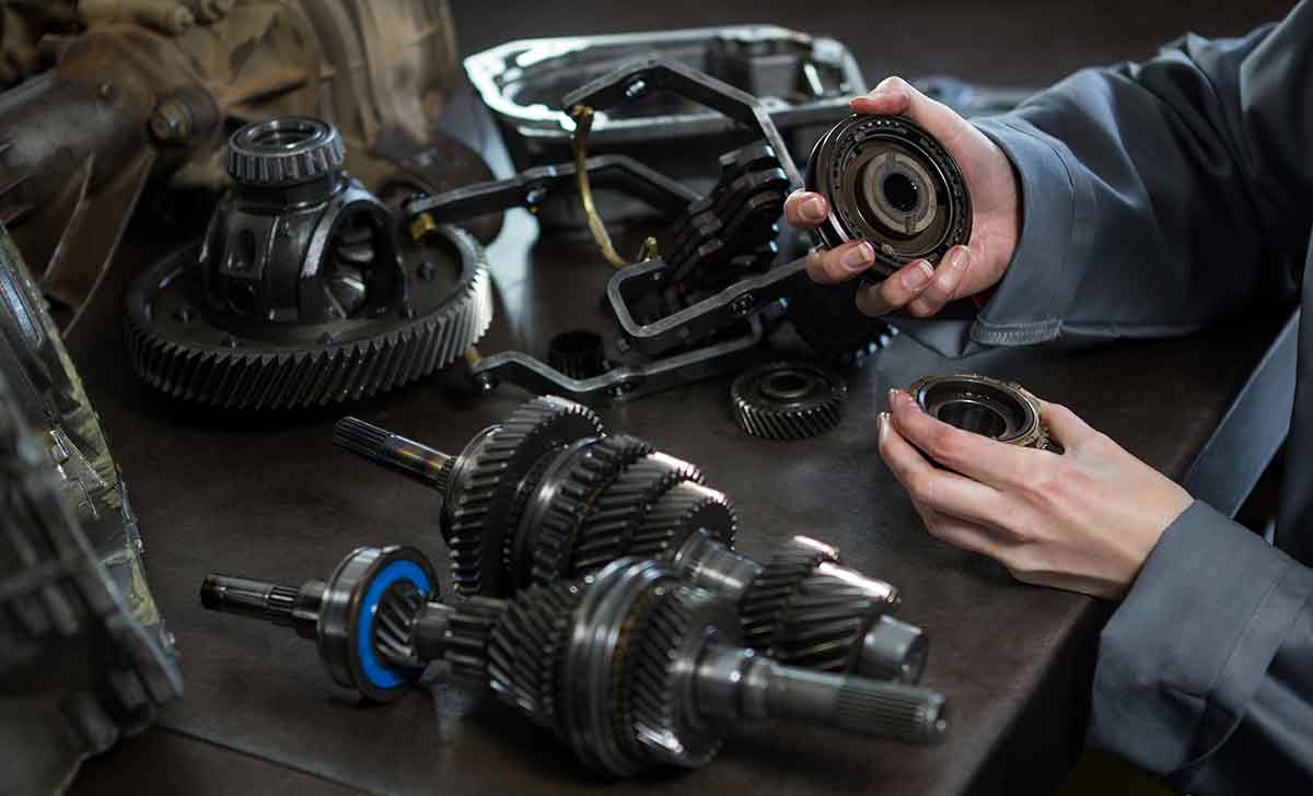 Colaborador realizando manutenção corretiva no equipamento da indústria