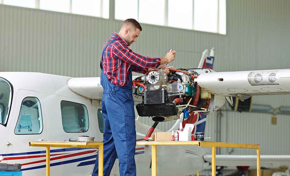Profissional realizando a manutenção em aeronaves
