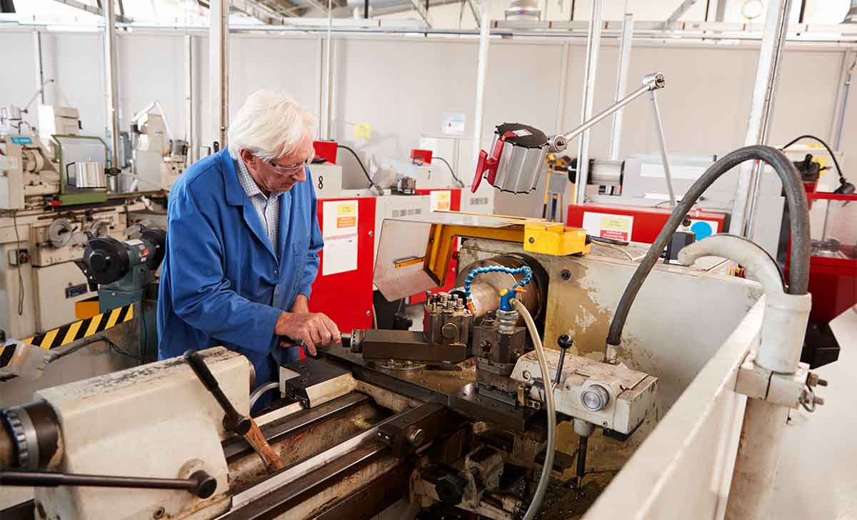 Profissional realizando a manutenção de máquinas industriais