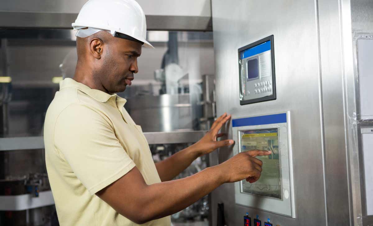 Profissional realizando a manutenção detectiva em um equipamento