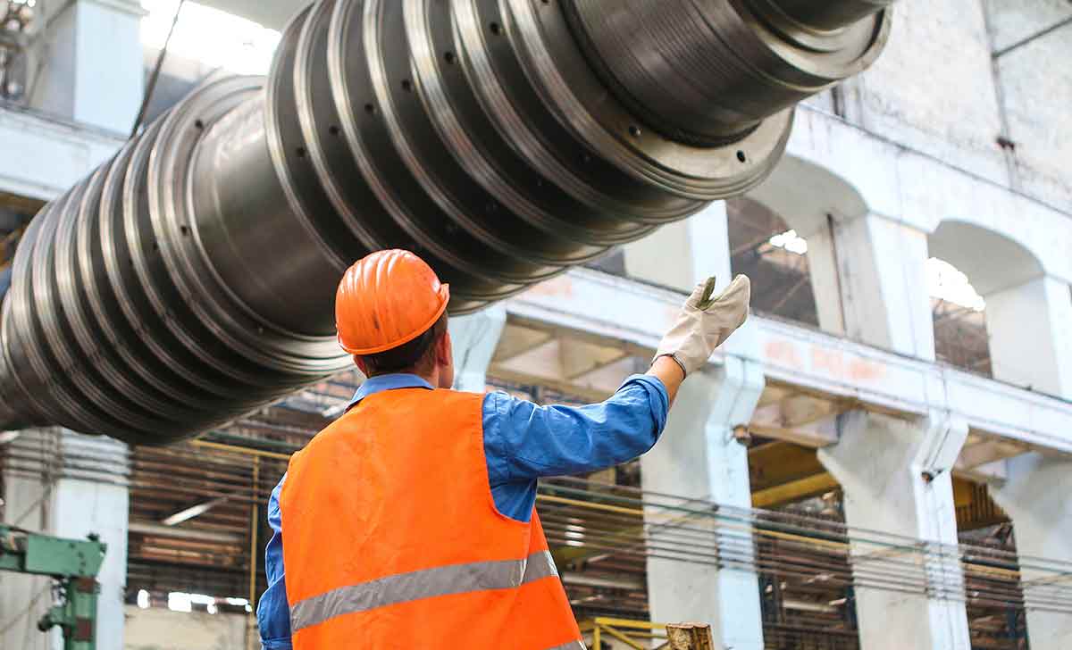Colaborador realizando a manutenção preditiva no equipamento