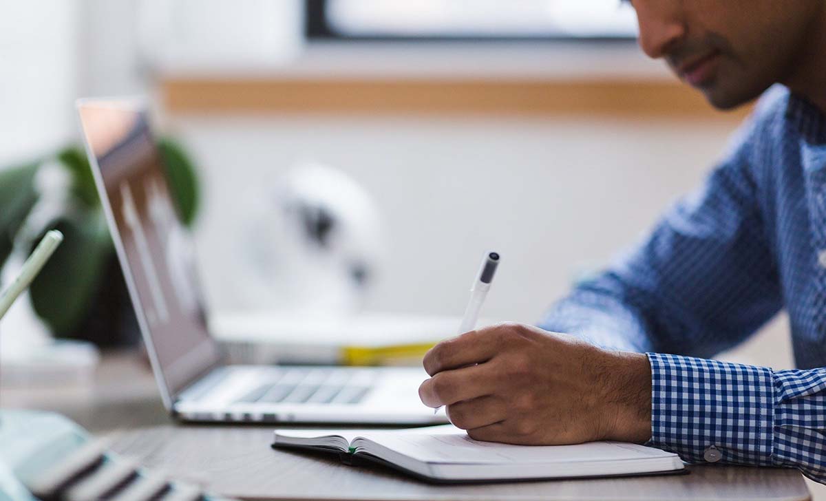 pessoa trabalhando com um modelo de orçamento na mesa