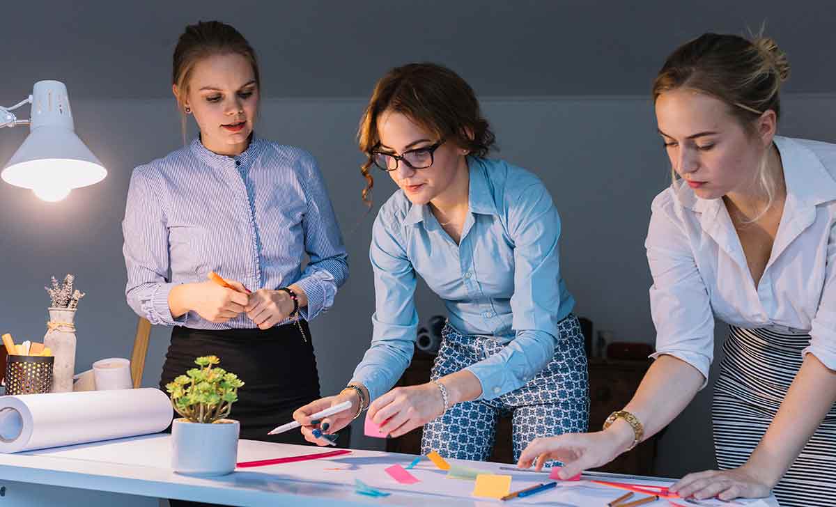 mulheres analisando modelo de plano de ação