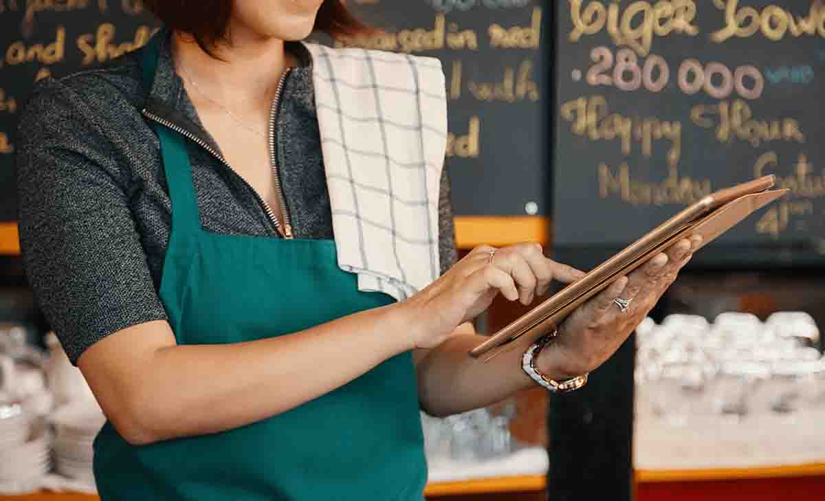 Colaboradora conferindo as normas da vigilância sanitária