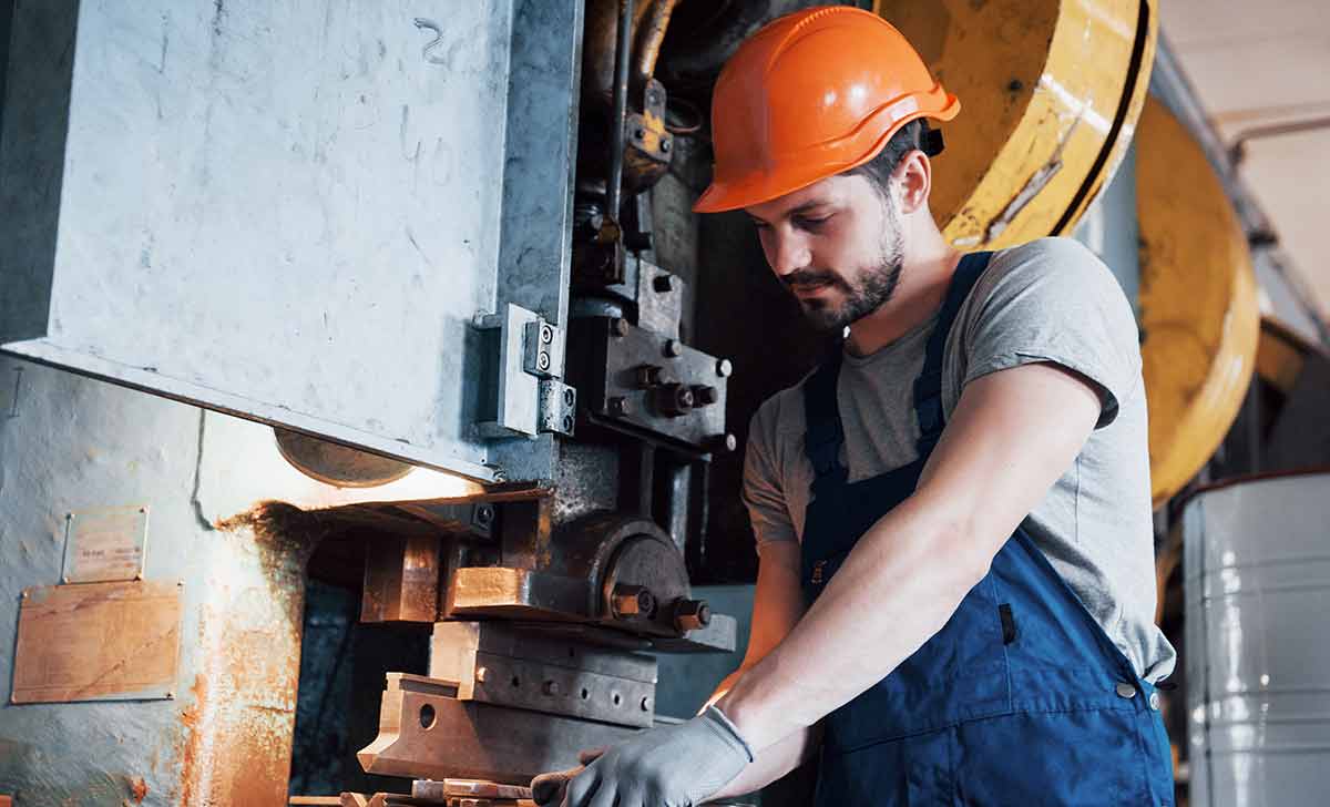 Profissional utilizando equipamentos conforme a NR 12