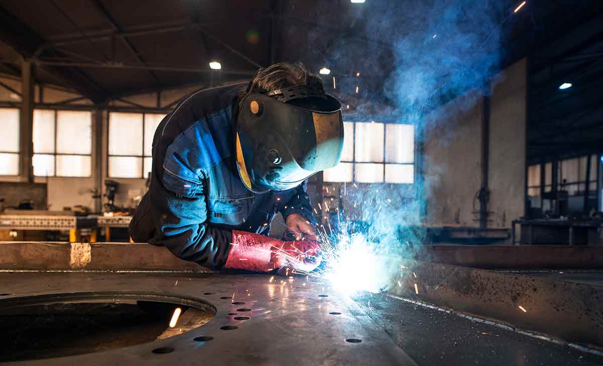 Profissional usando EPI conforme previsto na NR 15