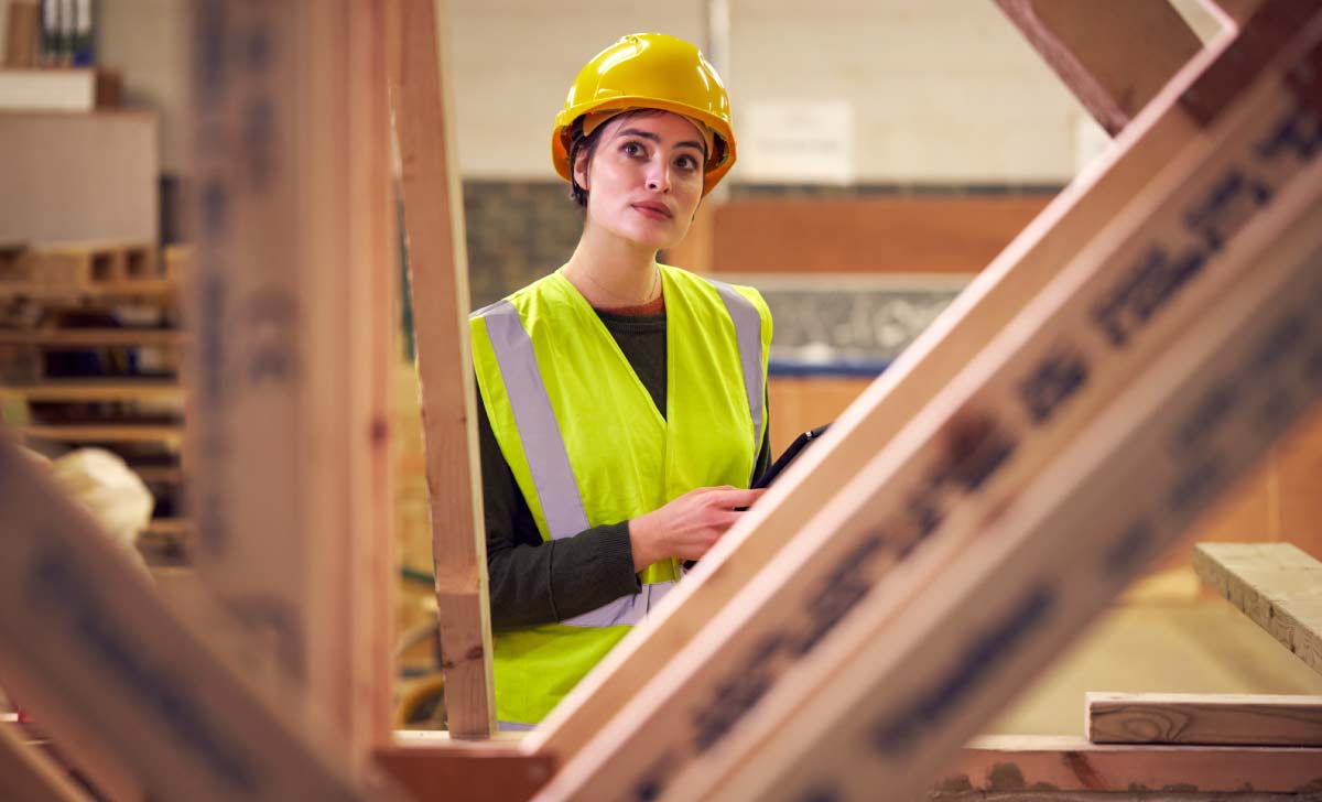 Profissional inspecionando as regras da NR 18 na construção civil