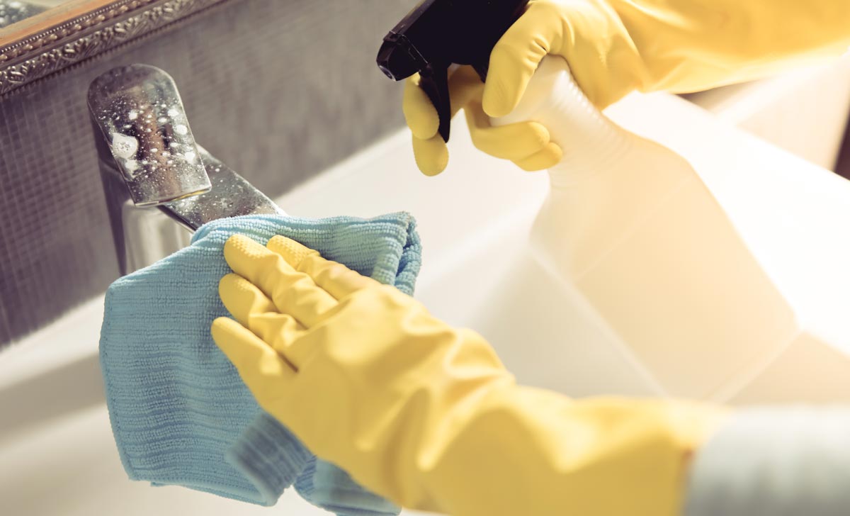 Manter banheiros das empresas limpos é uma exigência da NR 24