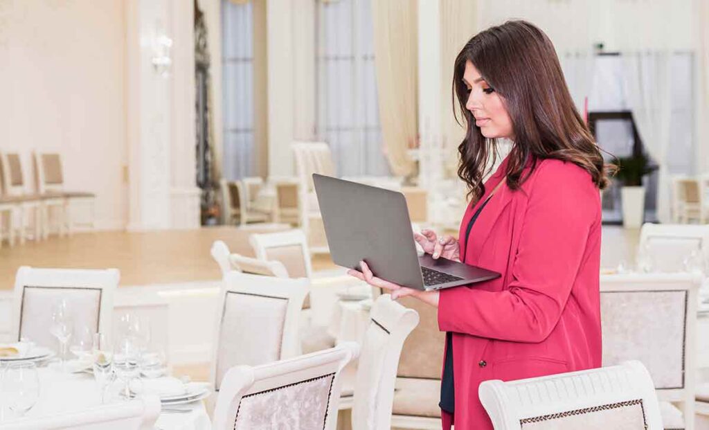 Profissional atuando na organização de eventos