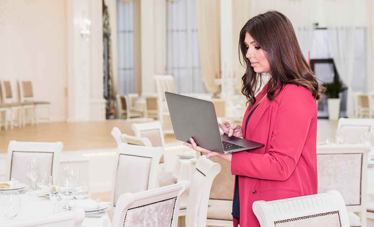 Profissional atuando na organização de eventos