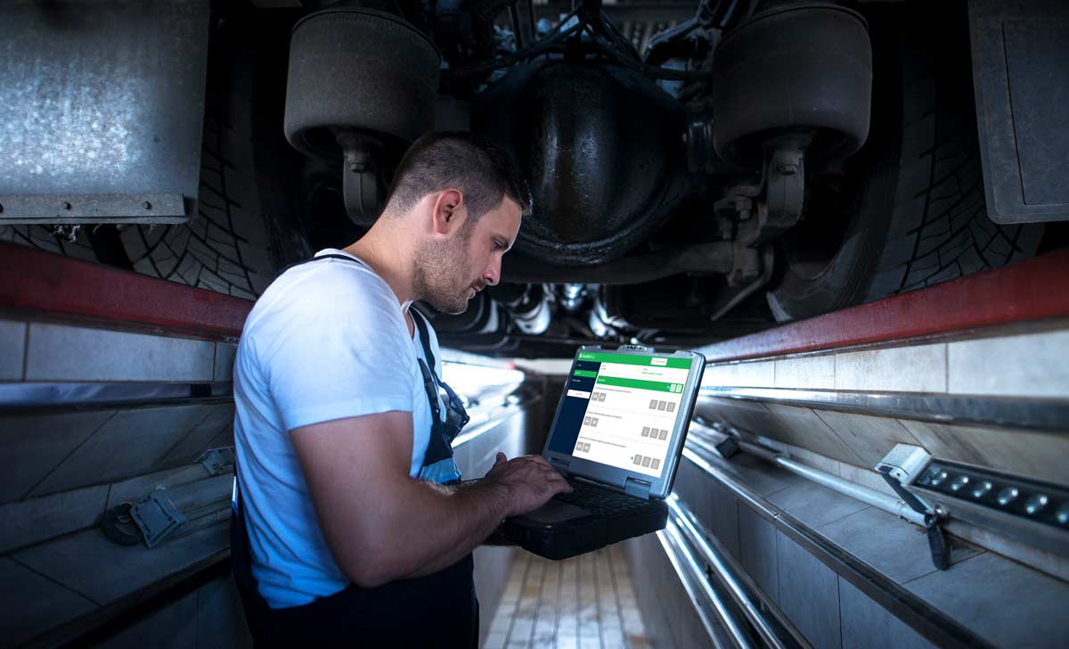 Profissional responsável pelo PCM usando checklist online