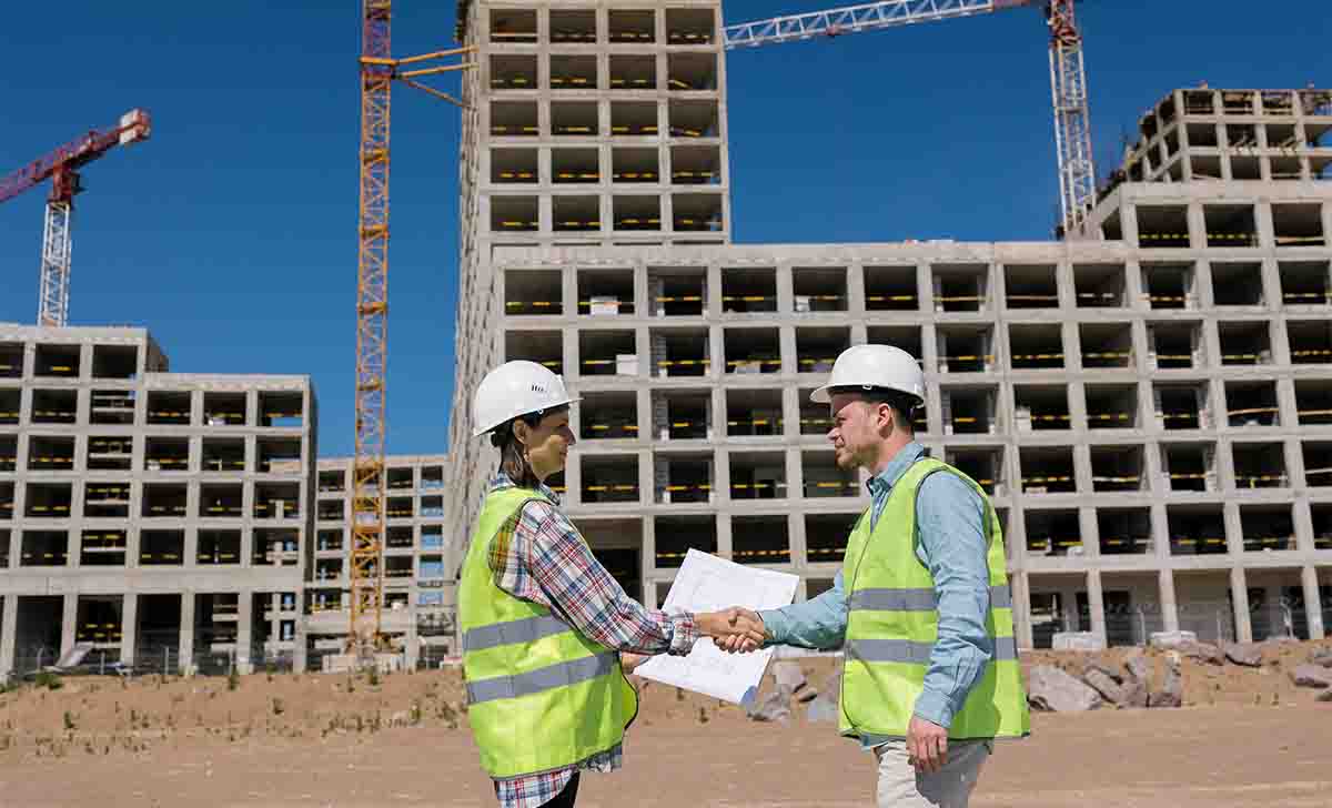 Pessoa fazendo vistoria de obra com PCMAT