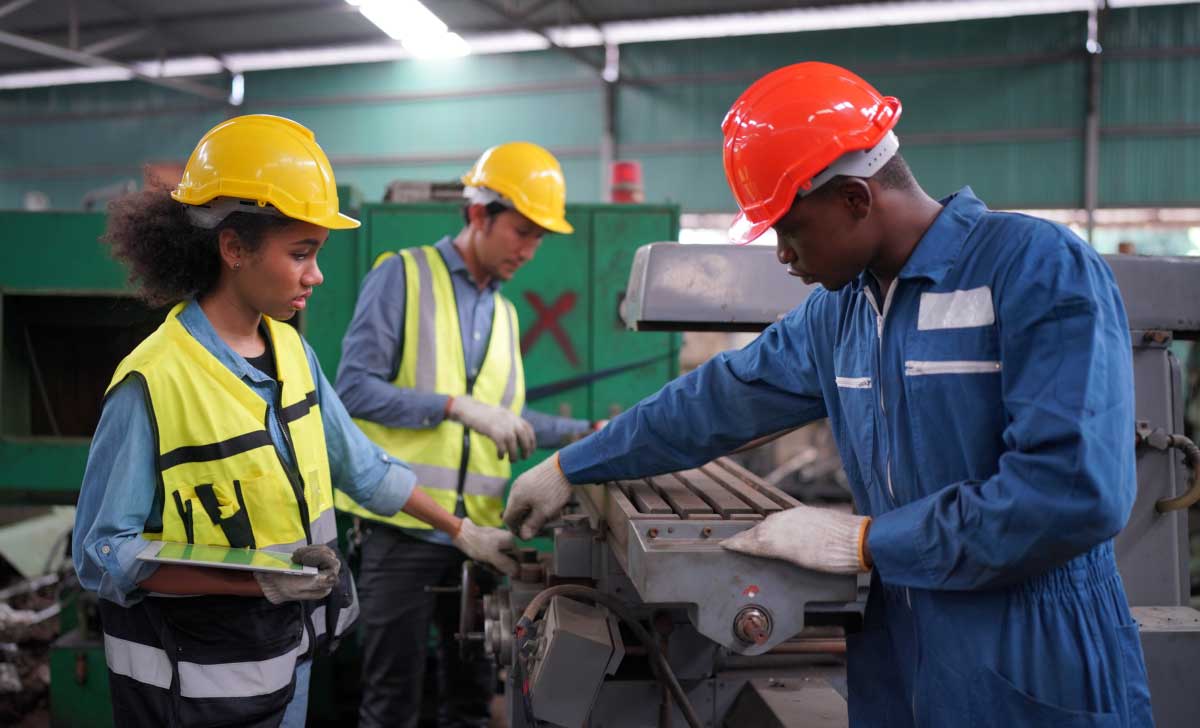 Técnicos em Segurança do Trabalho implementando o Programa de Gerenciamento de Riscos (PGR) na empresa, de acordo com a NR 1
