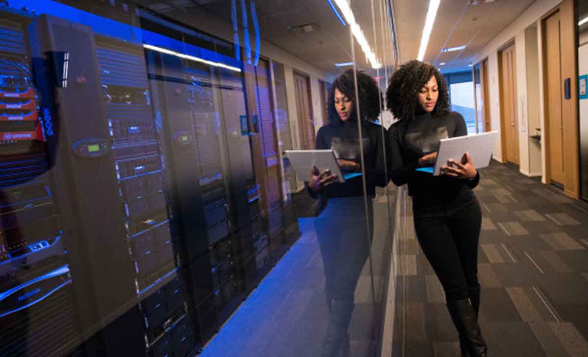 Profissional seguindo o plano de manutenção