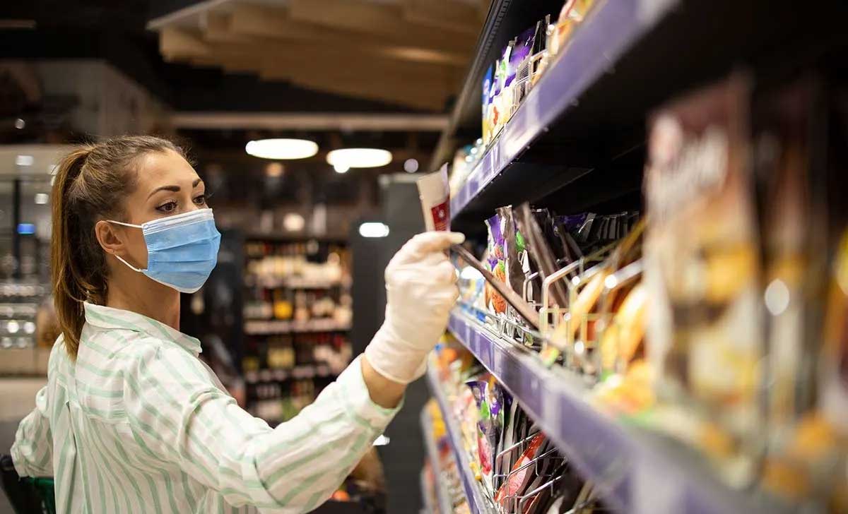 Profissional atuando na prevenção de perdas em supermercados