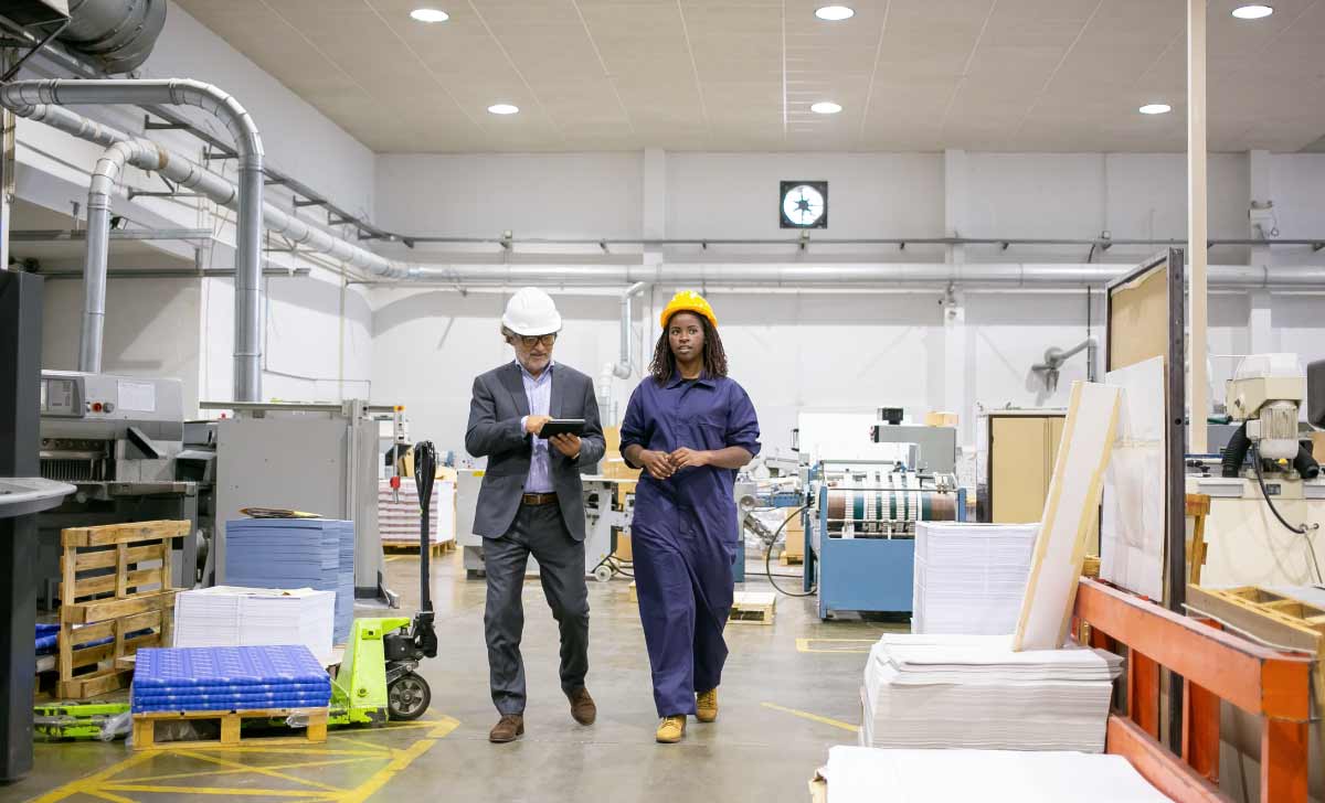 Profissionais analisando os processos industriais