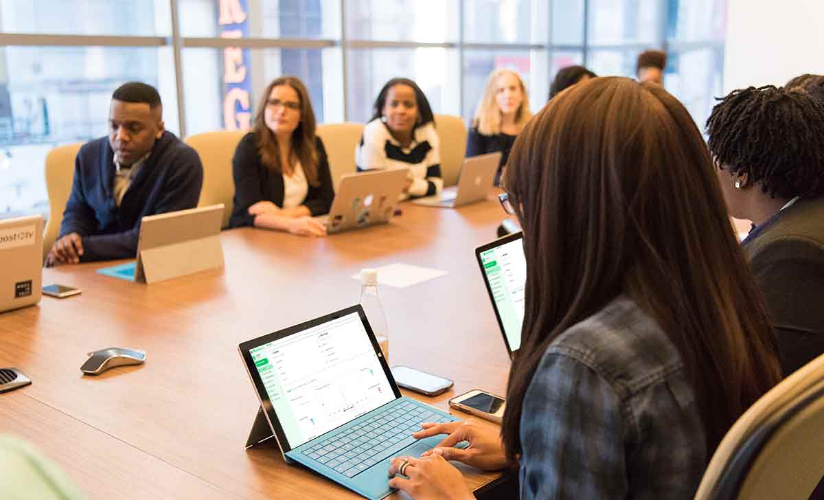 Gestores reunidos para debater os processos organizacionais