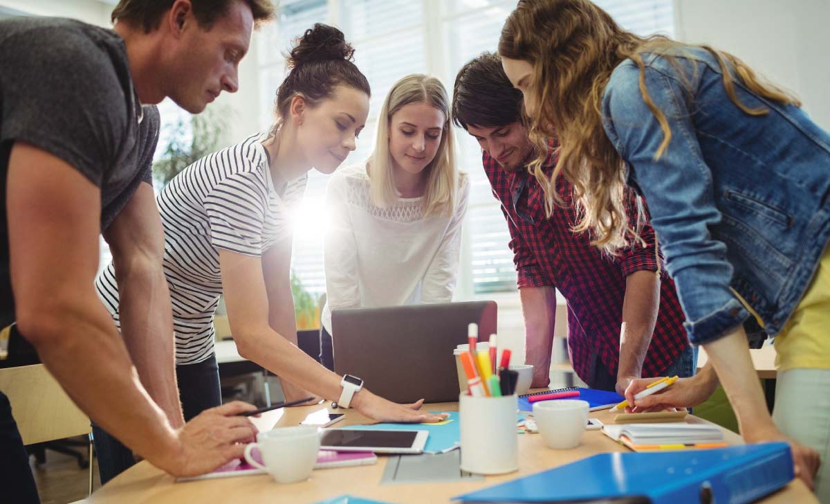 Profissionais se reunindo para otimizar a rotina de trabalho