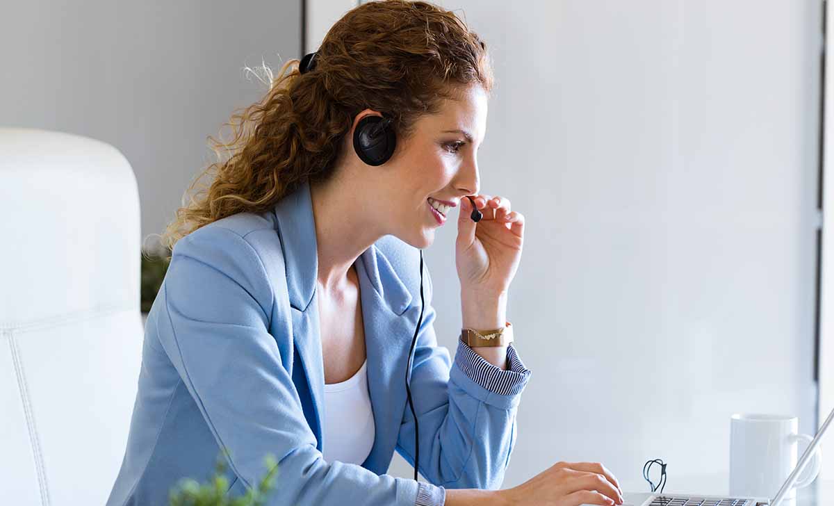 Prestadora de serviços desempenhando sua atividade