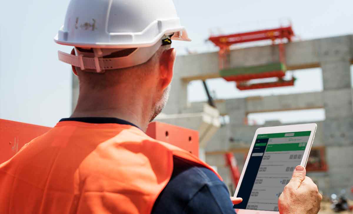 homem utilizando sistema de auditoria