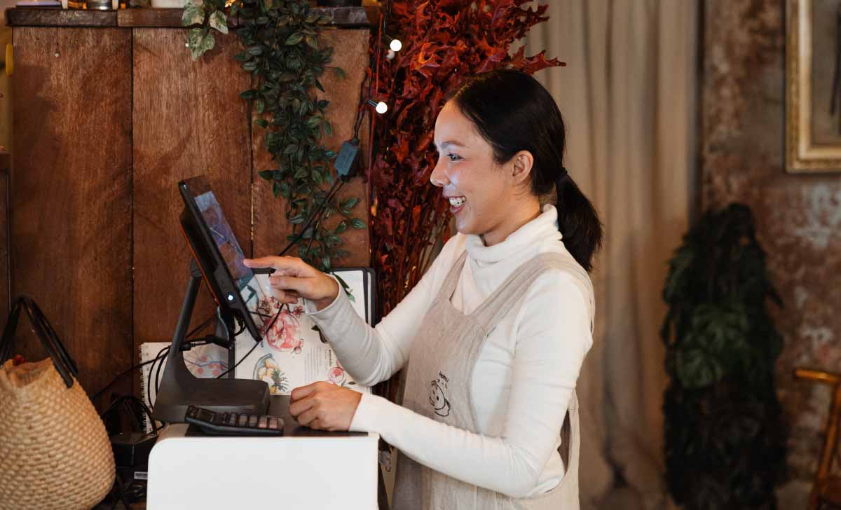 Gerente utilizando tecnologia no varejo